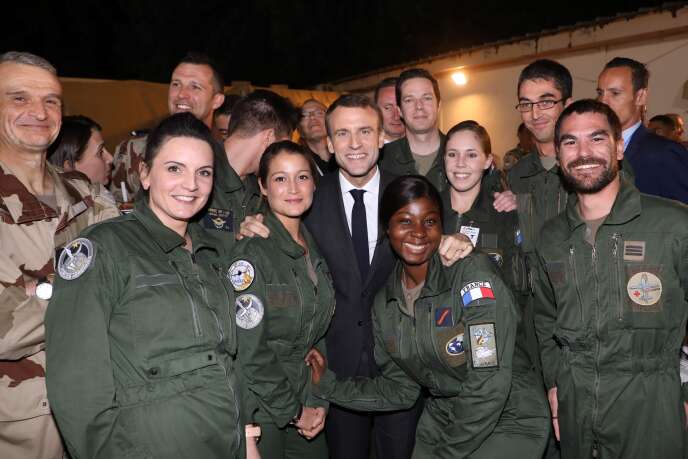 Emmanuel Macron venu fêter Noël avec des soldats de la force Barkhane, à N'Djamena, le 22 décembre.