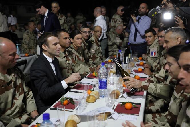 Le président français Emmanuel Macron aux côtés des soldats français de l’opération Barkhane, le 22 décembre à N’Djamena au Tchad.