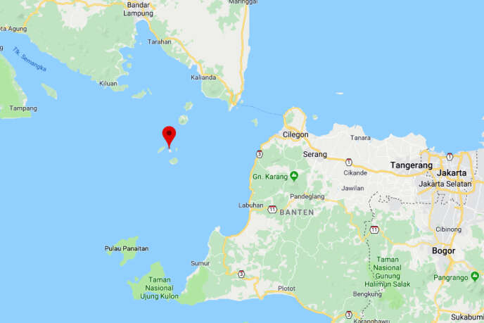 Le volcan Anak Krakatoa, au coeur du dÃ©troit de la Sonde, qui sÃ©pare les Ã®les de Java (au sud) et de Sumatra (au nord)