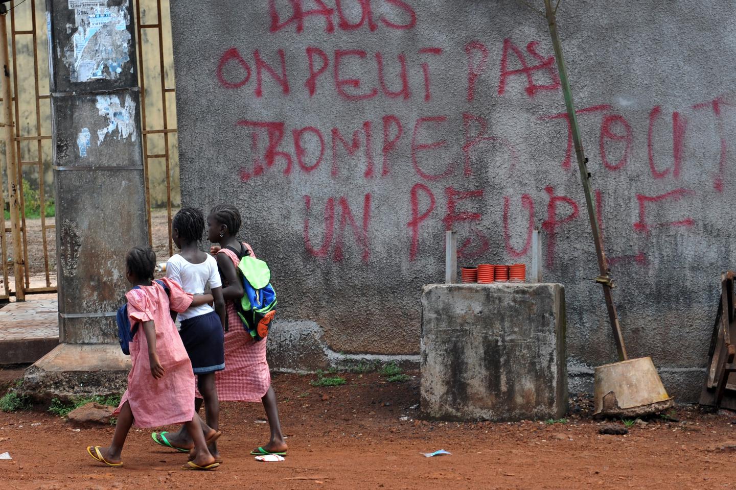 les forces de l’ordre interpellent plusieurs personnes lors d’une réunion de journalistes