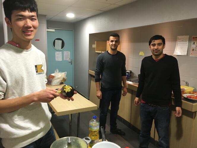 Zhong, Hamza et Hamed, étudiants de l’université de Nantes, dans une cuisine commune du Crous.