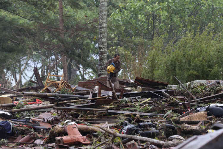 Un habitant du village de Sumur, au sud de Java, dans les décombres de sa maison, le 24 décembre.