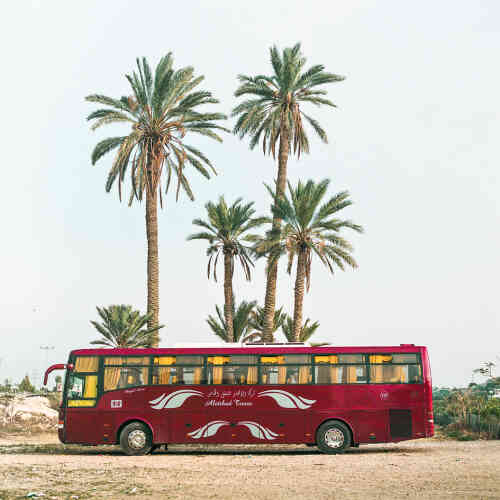 Un bus stationne dans un parc d’attractions de la périphérie de Jéricho.