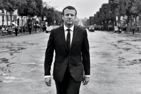 Emmanuel Macron se rend sur le tombeau du Soldat inconnu, le 14 mai 2017, jour de la passation des pouvoirs.