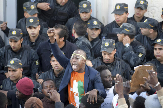 Manifestation d’Ivoiriens devant l’ambassade de leur pays après la mort d’une des figures de leur communauté, à Tunis, le 24 décembre.