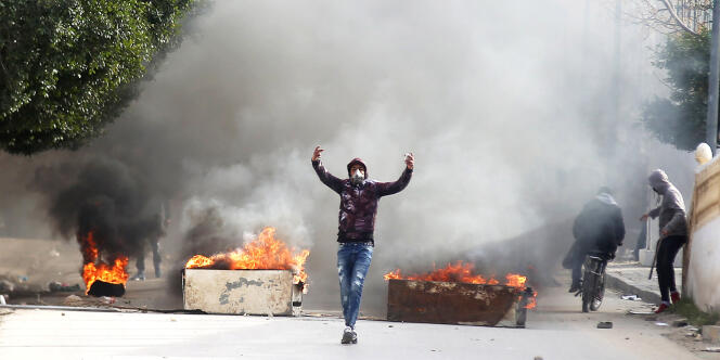 Des jeunes manifestants affrontent la police dans les rues de Kasserine, le 25 décembre.