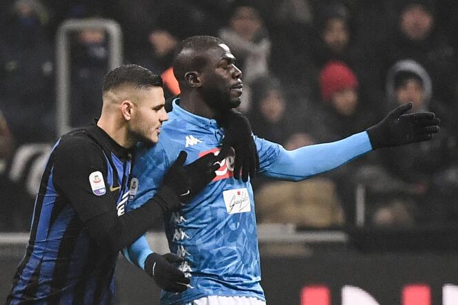 L’attaquant de l’Inter de Milan Mauro Icardi réconforte le défenseur de Naples Kalidou Koulibaly après son carton rouge, le 26 décembre.