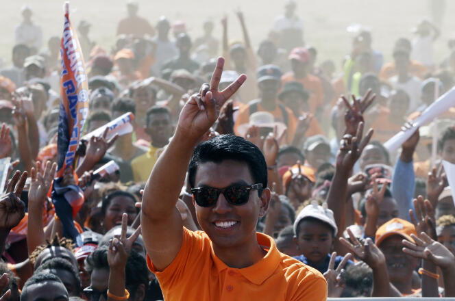 Andry Rajoelina salue ses partisans durant un meeting électoral à Antananarivo, le 17 décembre 2018.