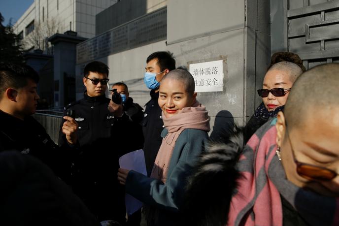 La police empêche Li Wenzu, Liu Ermin et Wang Qiaoling, les épouses de trois des défenseurs des droits humains arrêtés, d’entrer dans le bâtiment de la Cour suprême chinoise, pour plaider la cause de leurs maris, à Pékin, le 17 décembre 2018.