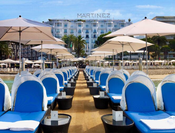Soleil d’hiver à Cannes, sur la célèbre jetée du Martinez.