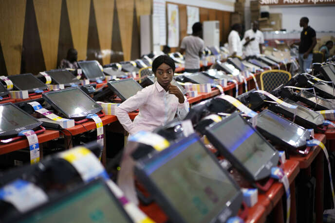 Des employÃ©s de la Commission Ã©lectorale congolaise supervisent lâ€™impression de bulletins de vote, Ã  Kinshasa, le 23 dÃ©cembre.