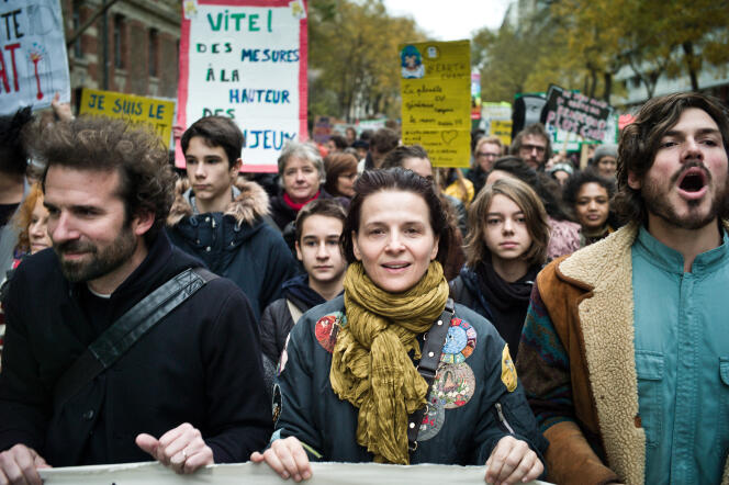 Cyril Dion et Juliette Binoche en tête du cortège de la Marche pour le climat, à Paris, le 8 décembre.