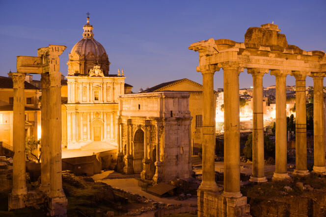 Crépuscule sur les ruines du Forum romain, à Rome.