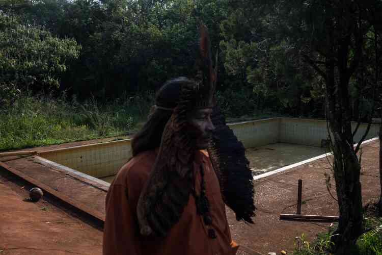 Lors du conflit agraire, les Indiens retournent à la terre en chassant les agriculteurs de la région. Ici, le chef guarani Narciso observe le siège d’un ranch dans une région reprise par son groupe cette année-là.