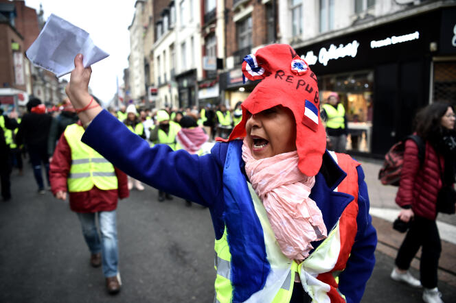 Une manifestante porte un bonnet phrygien, un des symboles de la République, lors de la manifestation à Lille, le 29 décembre.