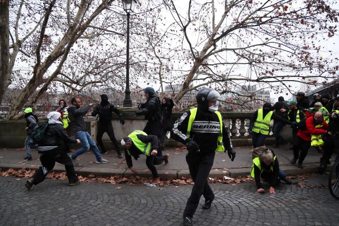 Lors de la manifestation des « gilets jaunes » à Paris, le 29 décembre.