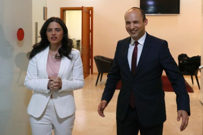 La ministre israélienne de la justice, Ayelet Shaked (à gauche), et le ministre de l’éducation, Naftali Bennett (à droite), ont annoncé la création de La Nouvelle Droite, un parti qu’ils dirigeront.