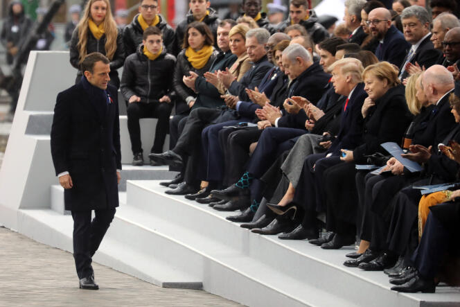 Emmanuel Macron applaudi par les 80 dirigeants des pays rassemblés pour commémorer la fin de la Grande Guerre, à Paris, le 11 novembre.