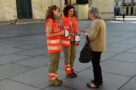 Collecte par des bénévoles de la Croix-Rouge française, à Bordeaux, le 9 juin.
