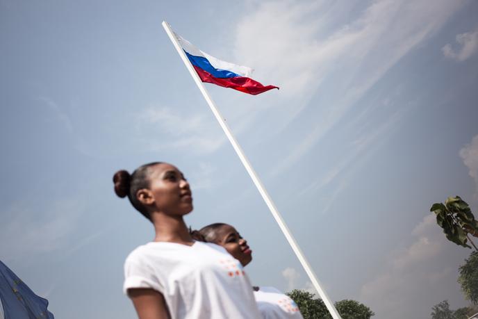 Le drapeau russe flotte à Bangui lors du concours de Miss Centrafrique, le 9 décembre 2018.