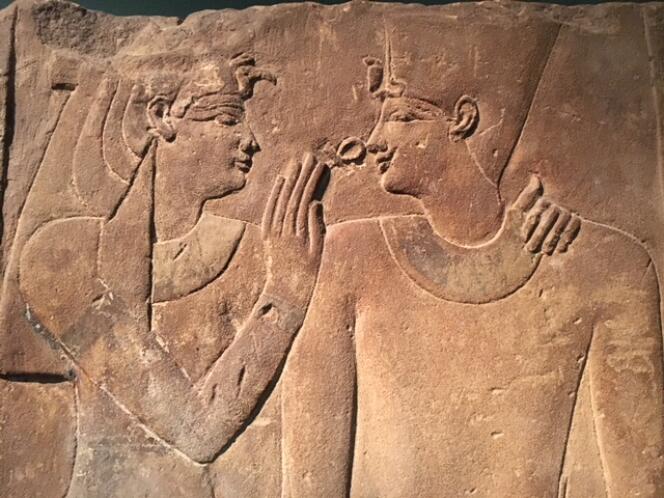 Relief du roi Nectanabo II (360-342 av. J.-C.) recevant le souffle de vie d’une déesse. Thèbes, temple d’Amon, Karnak nord. Décrit par Jean-François Champollion. Don du comte de Saint-Ferriol, 1916.