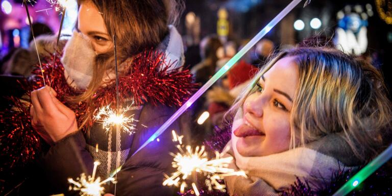 Two women celebrate the New Year on Tverskaya street in central Moscow, on January 1, 2019. / AFP / Mladen ANTONOV

