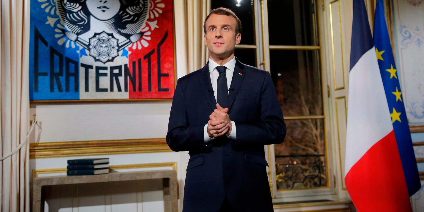 Comme Macron Poutine Et Trump Ont Choisi La Position Verticale Pour Leurs Vœux Mais La Comparaison S Arrete La