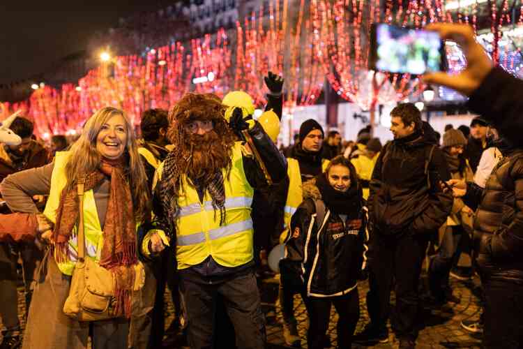 Les « gilets jaunes » se sont rapidement mélangés à la foule des fêtards des Champs-Elysées.
