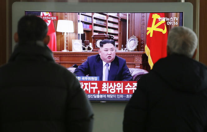Des passants regardent le discours du Nouvel An du leader nord-coréen Kim Jong-un, mardi 1er janvier, dans la gare de Séoul.