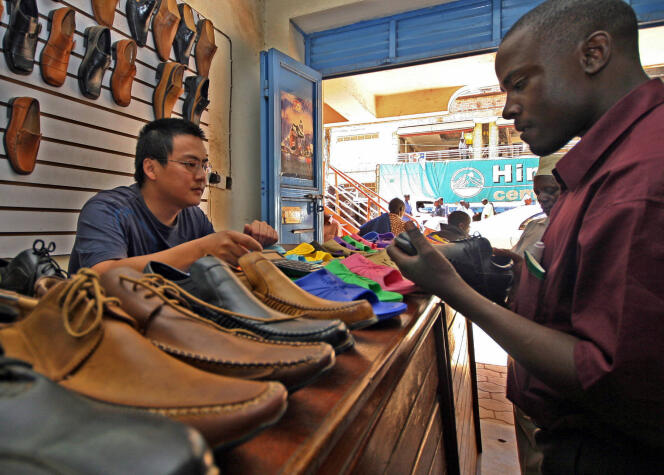 Un marchand chinois de chaussures à Kampala, en Ouganda, en 2006.