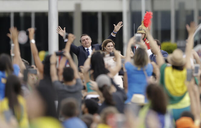 Le président du Brésil fraîchement investi, Jair Bolsonaro, salue la foule aux côtés de sa femme, à Brasilia, le 1er janvier.