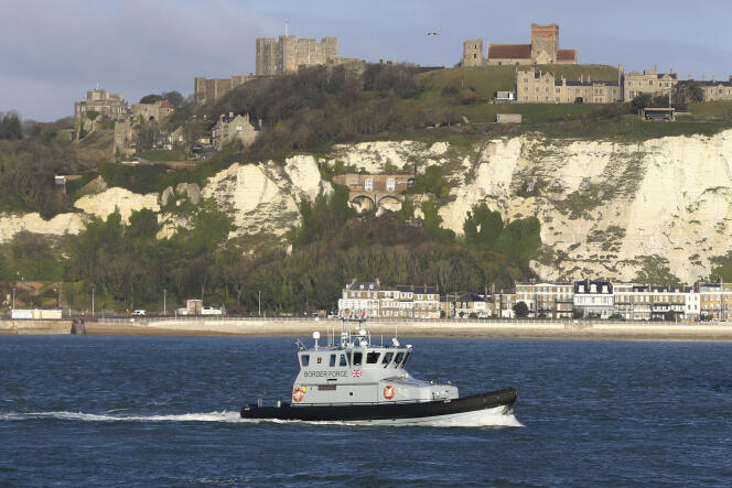 Un navire de la police aux frontières quitte le port de Douvres, en Angleterre, mercredi 2 janvier.