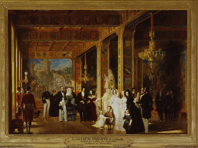 Louis-Philippe visitant les Galeries historiques de la résidence royale du château de Versailles transformées en musée, ouvert au peuple en 1837.