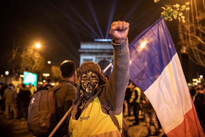 Je Viens Faire La Fete En Colere Un Reveillon Sur Les Champs Elysees Avec Les Gilets Jaunes
