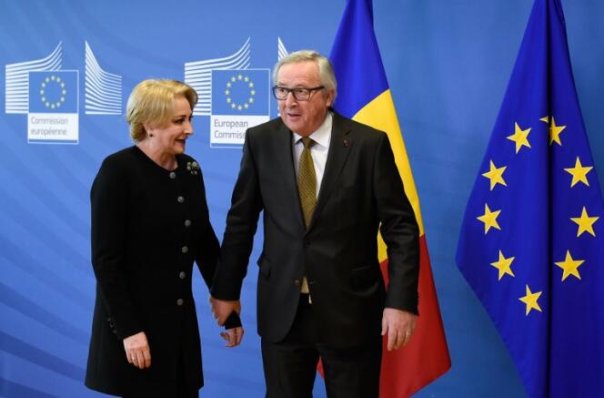 La première ministre roumaine, Viorica Dancila, au côté du président de la Commission européenne, Jean-Claude Juncker, à Bruxelles, le 28 février 2018.