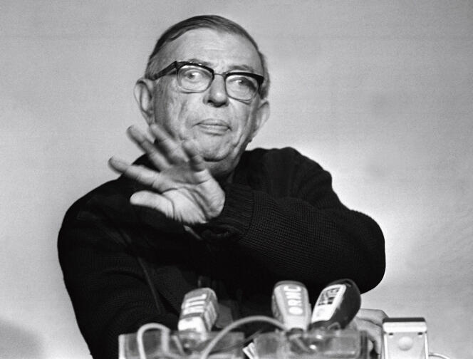 Jean-Paul Sartre lors d’une conférence de presse à Paris, le 15 février 1971.