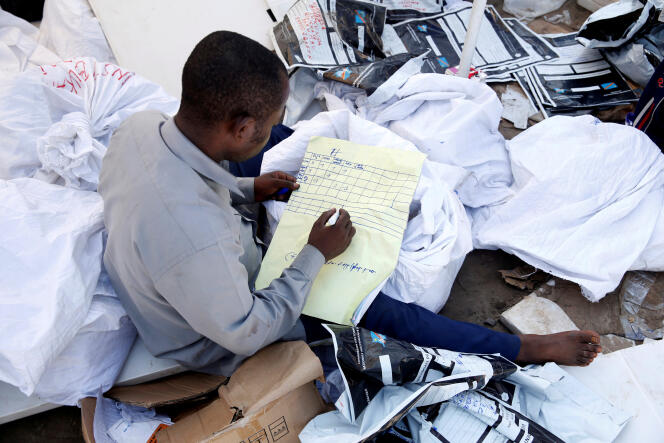 Un homme examine le matériel de vote au centre de comptage de la Commission électorale nationale indépendante (CENI), à Kinshasa, en République démocratique du Congo, le 1er janvier 2019. REUTERS/Baz Ratner/File Photo