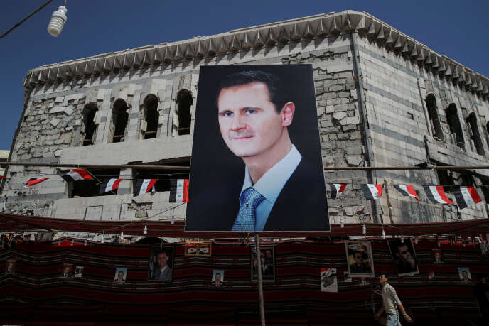 Un portrait de Bachar Al-Assad dans une rue de Douma, ville de banlieue au nord de Damas, en septembre 2018.