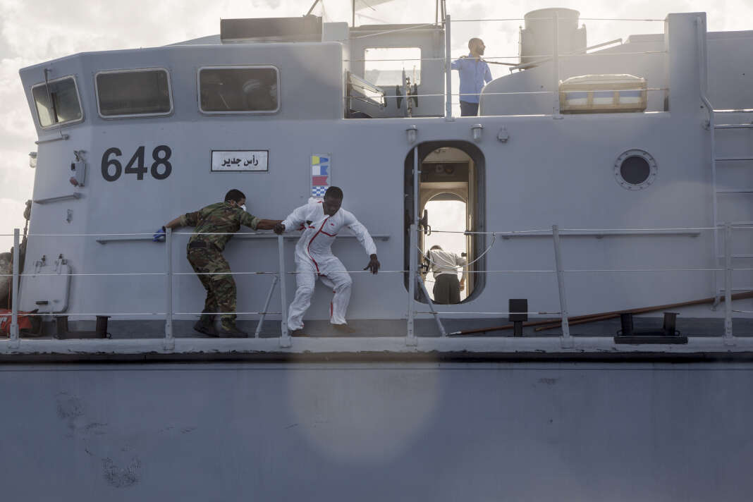 Plusieurs migrants ont essayé de fuir les gardes-côtes libyens pour rejoindre les canots de Sea-Watch pendant l’opération.