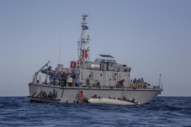 Le bateau de patrouille des gardes-côtes libyens « Ras-Jaddir-648 », après le naufrage d’une embarcation à bord de laquelle près de 150 migrants tentaient de traverser la Méditerranée, le 6 novembre 2017.