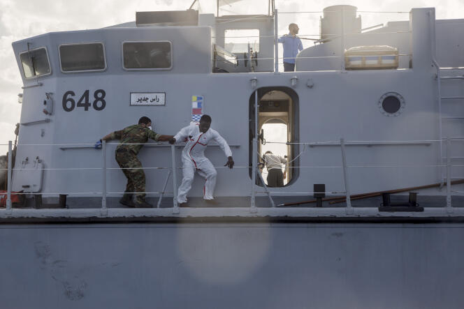 Plusieurs migrants ont essayé de fuir les gardes-côtes libyens pour rejoindre les canots de Sea-Watch pendant l’opération.