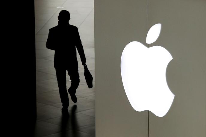 Les ventes d’iPhone sont en forte baisse en Chine au moment où un homme quitte la boutique Apple de Pekin le 3 janvier 2019.