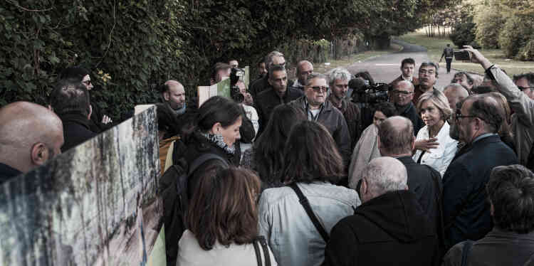 Le 29 septembre 2018. Valérie Pécresse (en blanc, à droite) se rend sur le site pour défendre le projet d’aménagement comme étant une « promenade écologique » .  L’entrée dans la forêt est désormais interdite sous peine d’amende.