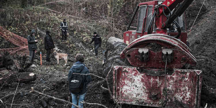 Le 18 décembre 2018. Les écologistes tentent à nouveau de s’interposer pour stopper les engins qui ont repris leur travail dans la forêt, malgré les interventions presque immédiates des agents de sécurité.