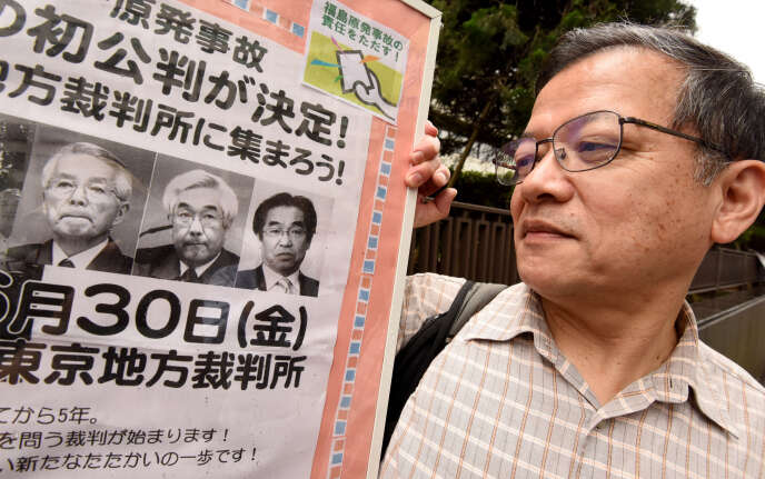 Un homme manifeste devant le tribunal de district de Tokyo, lors du premier procès de trois anciens cadres de Tepco, le 30 juin 2017.
