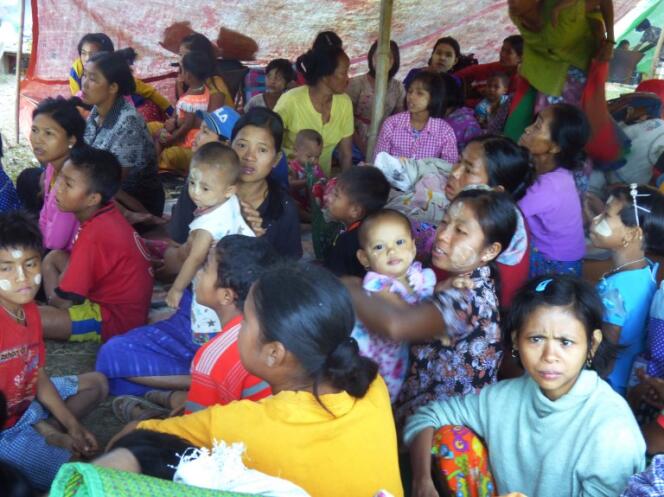Population civile chassée par les combats entre l’armée régulière birmane et les guérilleros de l’Armée de l’Arakan (AA), une organisation séparatiste bouddhiste, dans l’Etat d’Arakan, le 23 décembre 2018.
