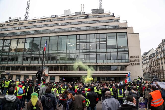 Rassemblement de « gilets jaunes » devant le siège de l’Agence France-Presse, à Paris, le 5 janvier.