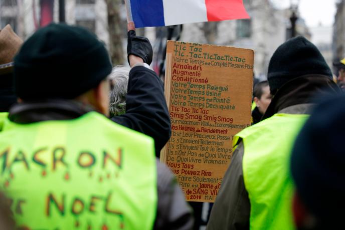 Algunos "chalecos amarillos" estuvieron presentes en los Campos Elíseos, París, el sábado 5 de enero por la mañana.