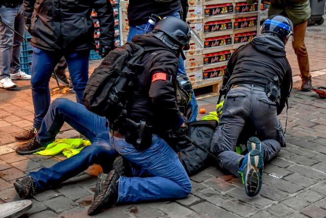 Des policiers interpellent un manifestant « gilet jaune », à Lille, le 5 janvier.