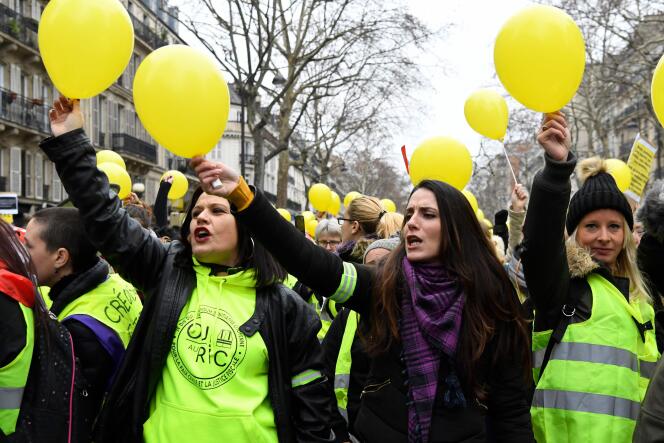 A Paris, les manifestantes ont chanté la « Marseillaise », des ballons jaunes à la main, dimanche 6 janvier.